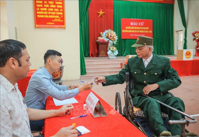 Thương binh Lê Đức Luân, thương binh hạng 1/4, tỷ lệ thương tật 92% hoàn thành nghĩa vụ công dân tại điểm bỏ phiếu số 10, phường Ninh Xá, tỉnh Bắc Ninh. Ảnh: Hoàng Hiếu - TTXVN