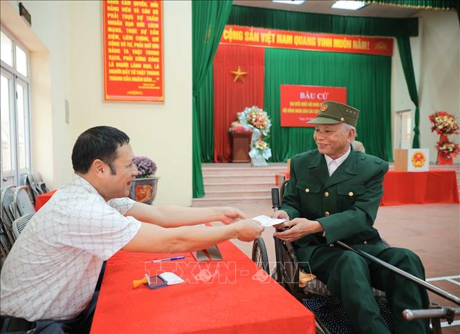 Thương binh Lê Đức Luân, thương binh hạng 1/4, tỷ lệ thương tật 92% hoàn thành nghĩa vụ công dân tại điểm bỏ phiếu số 10, phường Ninh Xá, tỉnh Bắc Ninh. Ảnh: Hoàng Hiếu - TTXVN