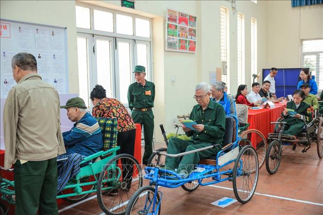 Các thương binh đang điều dưỡng tại Trung tâm Điều dưỡng thương binh Thuận Thành cùng cử tri phường Ninh Xá tham gia bầu cử. Ảnh: Hoàng Hiếu - TTXVN