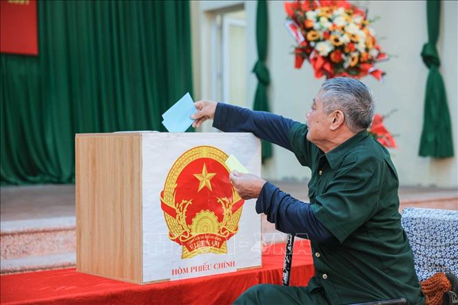 Thương binh nặng đang điều dưỡng tại Trung tâm Điều dưỡng thương binh Thuận Thành tham gia bầu cử. Ảnh: Hoàng Hiếu - TTXVN