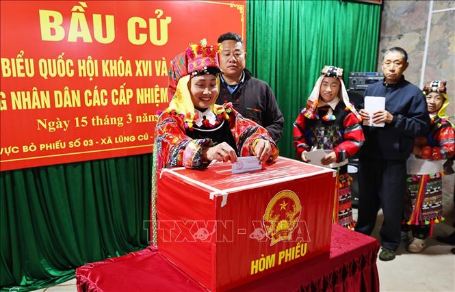 Các cử tri thực hiện quyền lợi bầu cử tại nhà văn hóa thôn Lô Lô Chải, xã Lũng Cú. Ảnh: Minh Đức – TTXVN