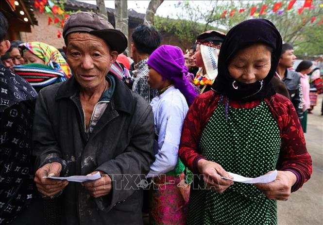 Các cử tri phấn khởi khi cầm trên tay lá phiếu cử tri trong Ngày hội non sông. Ảnh: Minh Đức – TTXVN