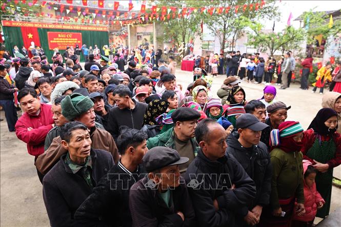 Ngay từ sáng sớm, cử tri đã tập trung rất đông tại nhà văn hóa thôn Lô Lô Chải, xã Lũng Cú. Ảnh: Minh Đức – TTXVN