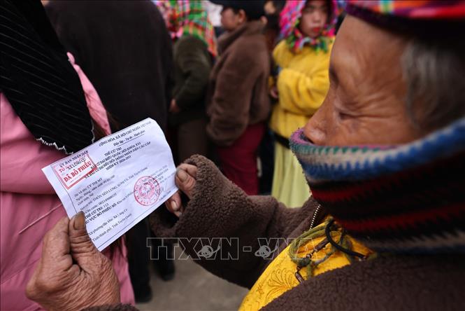 Các cử tri phấn khởi khi cầm trên tay lá phiếu bầu cử trong Ngày hội non sông. Ảnh: Minh Đức – TTXVN