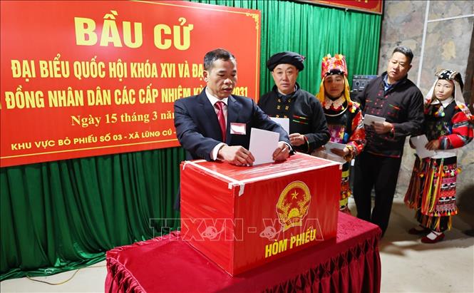 Đồng chí Dương Ngọc Đức - Bí thư Đảng ủy, Chủ tịch HĐND xã Lũng Cú bầu cử tại nhà văn hóa thôn Lô Lô Chải, xã Lũng Cú. Ảnh: Minh Đức – TTXVN