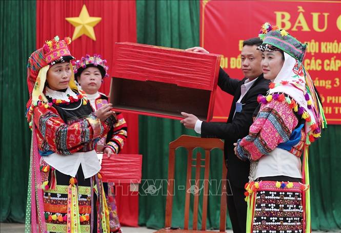 Kiểm tra hòm phiếu trước khi niêm phong. Ảnh: Minh Đức – TTXVN