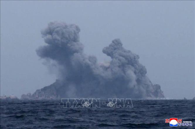 Sau khi được lệnh khai hỏa, các tên lửa đã được phóng ra vùng biển phía Đông nước này. Theo KCNA, các tên lửa đã trúng mục tiêu trên hòn đảo, cách vị trí phóng 364,4 km, với độ chính xác 100%. Ảnh: KCNA/TTXVN