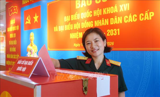 Bác sĩ Bệnh viện Quân y 175, TP.Hồ Chí Minh bỏ phiếu tại điểm bầu cử số 055 phường Hạnh Thông đặt tại Bệnh viện Quân y 175. Ảnh: Đinh Hằng - TTXVN