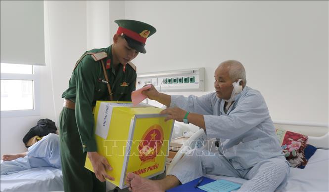 Cử tri là bệnh nhân bỏ phiếu tại điểm bầu cử số 055 phường Hạnh Thông đặt tại Bệnh viện Quân y 175. Ảnh: Đinh Hằng - TTXVN