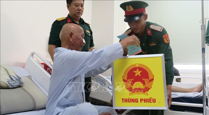 Cử tri là bệnh nhân bỏ phiếu tại điểm bầu cử số 055 phường Hạnh Thông đặt tại Bệnh viện Quân y 175. Ảnh: Đinh Hằng - TTXVN