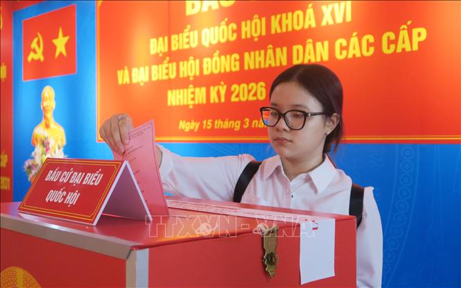 Nhân viên Bệnh viện Quân y 175, TP.Hồ Chí Minh bỏ phiếu tại điểm bầu cử số 055 phường Hạnh Thông đặt tại Bệnh viện Quân y 175. Ảnh: Đinh Hằng - TTXVN