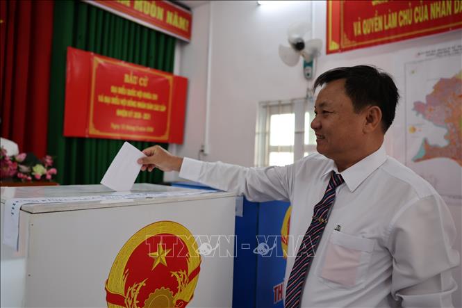 Cử tri Nguyễn Văn Nhỏ, ngư dân tham gia bỏ phiếu tại khu vực bầu cử số 3, đơn vị bầu cử số 5, ấp Phước Hiệp, xã Long Hải. Ảnh: Hoàng Nhị - TTXVN.