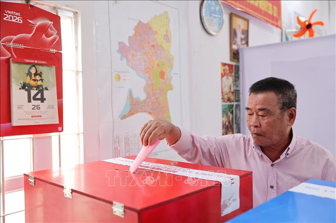 Cử tri tại địa bàn có đông ngư dân nhất của TP. Hồ Chí Minh, khu vực bỏ phiếu số 3, đơn vị bầu cử số 5 ấp Phước Hiệp, xã Long Hải tham gia bỏ phiếu. Ảnh: Hoàng Nhị - TTXVN