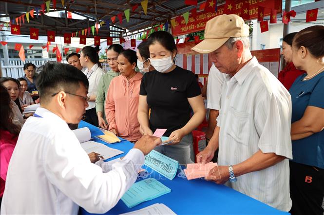 Tổ bầu cử khu vực số 3, đơn vị bỏ phiếu số 5 tại ấp Phước Hiệp, xã Long Hải - nơi có hơn 1.000 ngư dân tập trung phát phiếu bầu cho cử tri. Ảnh: Hoàng Nhị - TTXVN.