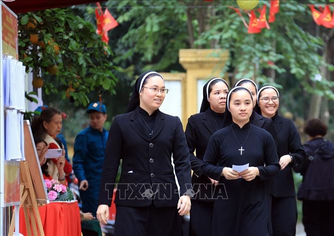 Các nữ tu dòng Mến Thánh Giá 31 Nhà Chung đến bỏ phiếu bầu cử tại khu vực bỏ phiếu số 1, phường Hoàn Kiếm. Ảnh: Tuấn Anh - TTXVN