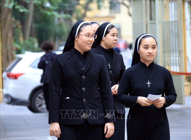 Các nữ tu dòng Mến Thánh Giá 31 Nhà Chung đến bỏ phiếu bầu cử tại khu vực bỏ phiếu số 1, phường Hoàn Kiếm. Ảnh: Tuấn Anh - TTXVN