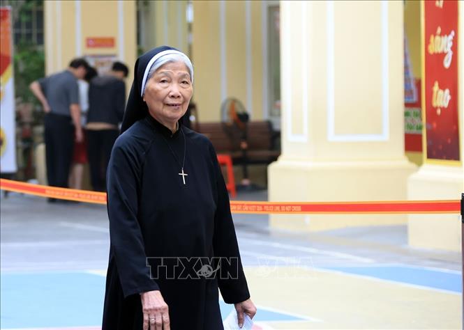 Nữ tu dòng Mến Thánh Giá 31 Nhà Chung đến bỏ phiếu bầu cử tại khu vực bỏ phiếu số 1, phường Hoàn Kiếm. Ảnh: Tuấn Anh - TTXVN