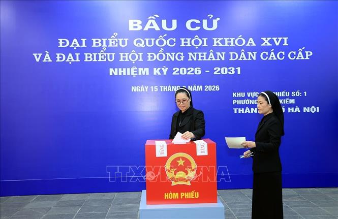 Các nữ tu bỏ phiếu bầu cử tại khu vực bỏ phiếu số 1, phường Hoàn Kiếm. Ảnh: Tuấn Anh - TTXVN