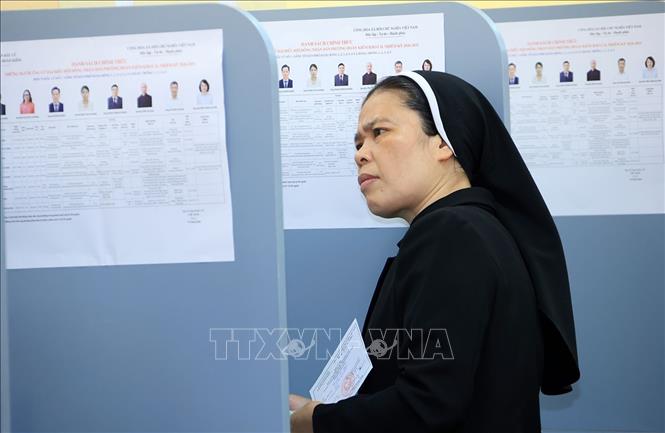 Nữ tu dòng Mến Thánh Giá 31 Nhà Chung đến thực hiện quyền và nghĩa vụ công dân tại khu vực bỏ phiếu số 1, phường Hoàn Kiếm. Ảnh: Tuấn Anh - TTXVN