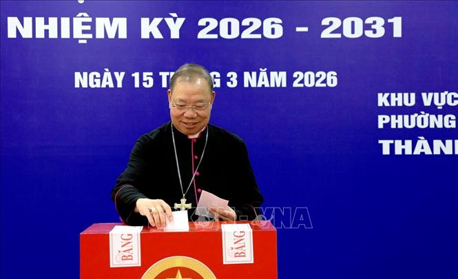 Tổng Giám mục Vũ Văn Thiên, Tổng giáo phận Hà Nội bỏ phiếu bầu cử tại khu vực bỏ phiếu số 1, phường Hoàn Kiếm. Ảnh: Tuấn Anh - TTXVN