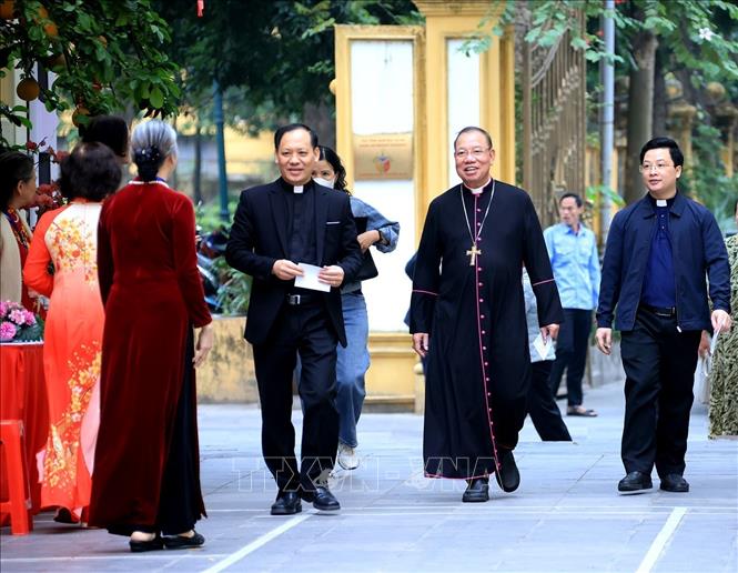 Tổng Giám mục Vũ Văn Thiên, Tổng giáo phận Hà Nội đến bỏ phiếu bầu cử tại khu vực bỏ phiếu số 1, phường Hoàn Kiếm. Ảnh: Tuấn Anh - TTXVN 