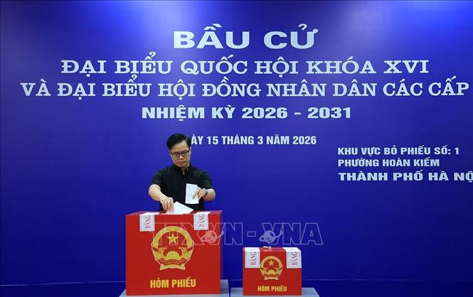 Linh mục Tạ Minh Quý, Chính xứ Giáo xứ Chính toà Hà Nội bỏ phiếu bầu cử tại khu vực bỏ phiếu số 1, phường Hoàn Kiếm. Ảnh: Tuấn Anh - TTXVN 