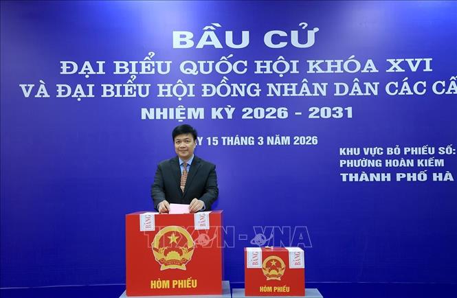 Đồng chí Nguyễn Chí Lực, Thành uỷ viên, Phó Chủ nhiệm Thường trực Uỷ ban Kiểm tra Thành uỷ Hà Nội bỏ phiếu bầu cử tại khu vực bỏ phiếu số 1, phường Hoàn Kiếm. Ảnh: Tuấn Anh - TTXVN 