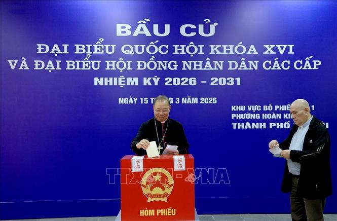 Tổng Giám mục Vũ Văn Thiên, Tổng giáo phận Hà Nội bỏ phiếu bầu cử tại khu vực bỏ phiếu số 1, phường Hoàn Kiếm. Ảnh: Tuấn Anh - TTXVN