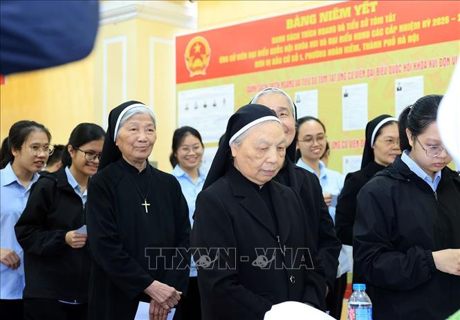 Các nữ tu cùng người dân thực hiện quyền và nghĩa vụ công dân tại khu vực bỏ phiếu số 1, phường Hoàn Kiếm. Ảnh: Tuấn Anh - TTXVN