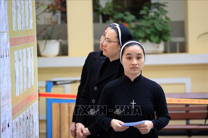 Các nữ tu thực hiện quyền và nghĩa vụ công dân tại khu vực bỏ phiếu số 1, phường Hoàn Kiếm. Ảnh: Tuấn Anh - TTXVN