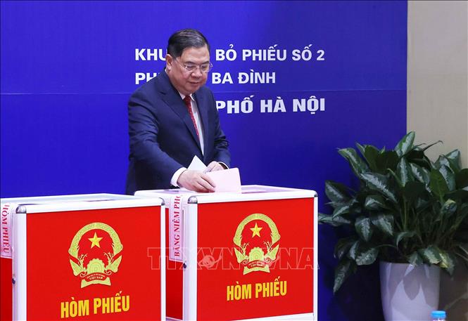 Đồng chí Phạm Gia Túc, Uỷ viên Bộ Chính trị, Bí thư Trung ương Đảng, Chánh Văn phòng Trung ương Đảng bỏ phiếu bầu cử tại Khu vực bỏ phiếu số 02 phường Ba Đình, thành phố Hà Nội. Ảnh: Văn Điệp – TTXVN