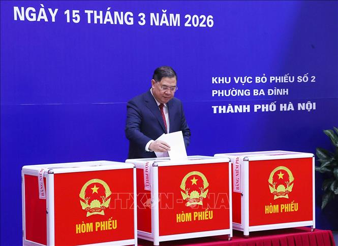 Đồng chí Phạm Gia Túc, Uỷ viên Bộ Chính trị, Bí thư Trung ương Đảng, Chánh Văn phòng Trung ương Đảng bỏ phiếu bầu cử tại Khu vực bỏ phiếu số 02 phường Ba Đình, thành phố Hà Nội. Ảnh: Văn Điệp – TTXVN