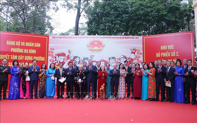 Tổng Bí thư Tô Lâm với cử tri tại Khu vực bỏ phiếu số 02 phường Ba Đình, thành phố Hà Nội. Ảnh: Văn Điệp – TTXVN