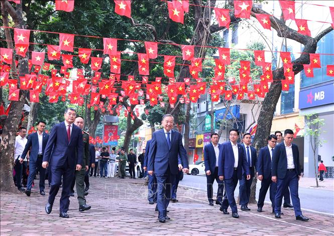 Tổng Bí thư Tô Lâm và các cử tri đến điểm bỏ phiếu Khu vực bỏ phiếu số 02 phường Ba Đình, thành phố Hà Nội. Ảnh: Văn Điệp – TTXVN