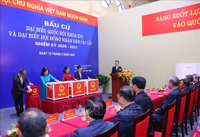 Ban Tổ chức bầu cử kiểm tra hòm phiếu và niêm phong tại Khu vực bỏ phiếu số 02 phường Ba Đình, thành phố Hà Nội. Ảnh: Văn Điệp – TTXVN