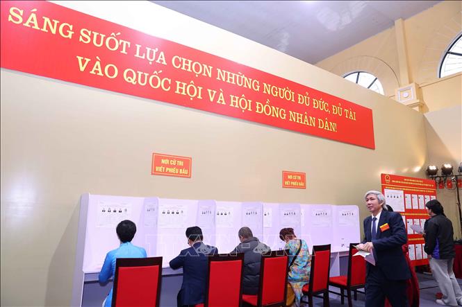 Các cử tri thực hiện quyền và nghĩa vụ công dân tại Khu vực bỏ phiếu số 02 phường Ba Đình, thành phố Hà Nội. Ảnh: Văn Điệp – TTXVN