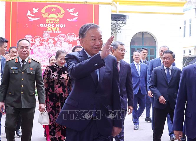 Tổng Bí thư Tô Lâm và các cử tri đến điểm bỏ phiếu Khu vực bỏ phiếu số 02 phường Ba Đình, thành phố Hà Nội. Ảnh: Văn Điệp – TTXVN