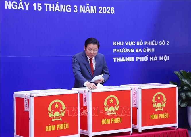 Đồng chí Phan Đình Trạc, Ủy viên Bộ Chính trị khóa XIII, nguyên Trưởng Ban Nội chính Trung ương bỏ phiếu bầu cử tại Khu vực bỏ phiếu số 02 phường Ba Đình, thành phố Hà Nội. Ảnh: Văn Điệp – TTXVN