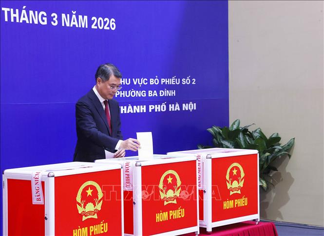 Đồng chí Lê Minh Hưng, Ủy viên Bộ Chính trị, Bí thư Trung ương Đảng, Trưởng Ban Tổ chức Trung ương bỏ phiếu bầu cử tại Khu vực bỏ phiếu số 02 phường Ba Đình, thành phố Hà Nội. Ảnh: Văn Điệp – TTXVN