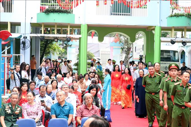 Đông đảo các tầng lớp nhân dân tham gia bỏ phiếu tại Khu vực bỏ phiếu số 2 (Trường Mầm non Tuổi thơ 7) phường Xuân Hòa, TP. Hồ Chí Minh. Ảnh: Tiến Lực – TTXVN