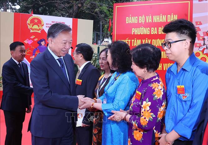 Tổng Bí thư Tô Lâm với cử tri tại Khu vực bỏ phiếu số 02 phường Ba Đình, thành phố Hà Nội. Ảnh: Văn Điệp - TTXVN