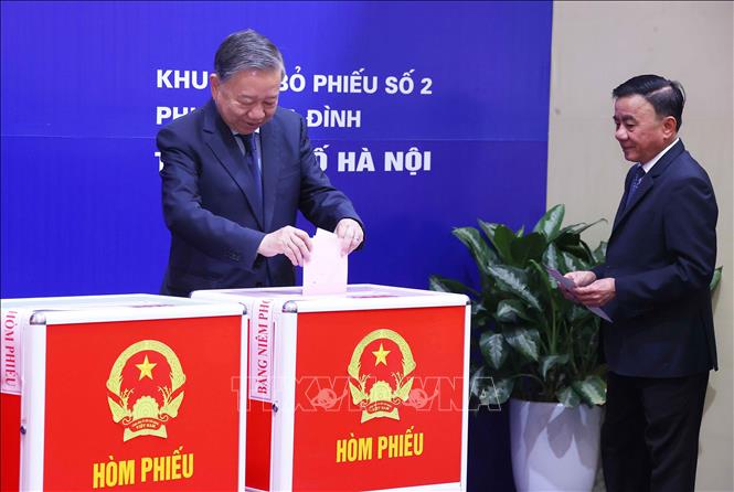 Tổng Bí thư Tô Lâm và đồng chí Trần Cẩm Tú, Ủy viên Bộ Chính trị, Thường trực Ban Bí thư bỏ phiếu bầu cử tại Khu vực bỏ phiếu số 02 phường Ba Đình, thành phố Hà Nội. Ảnh: Văn Điệp – TTXVN