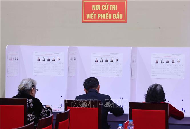 Các cử tri thực hiện quyền và nghĩa vụ công dân tại Khu vực bỏ phiếu số 02 phường Ba Đình, thành phố Hà Nội. Ảnh: Văn Điệp – TTXVN