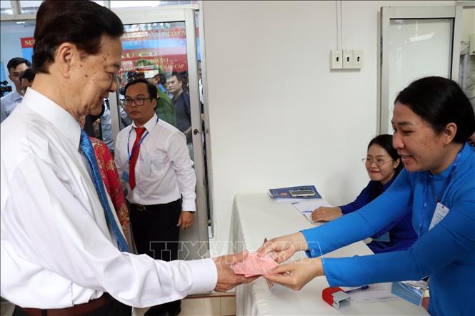 Nguyên Thủ tướng Chính phủ Nguyễn Tấn Dũng hoàn thành bỏ phiếu bầu cử. Ảnh: Tiến Lực – TTXVN