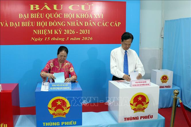 Nguyên Thủ tướng Chính phủ Nguyễn Tấn Dũng bỏ phiếu tại Khu vực bỏ phiếu số 2 (Trường Mầm non Tuổi thơ 7) phường Xuân Hòa, TP. Hồ Chí Minh. Ảnh: Tiến Lực – TTXVN