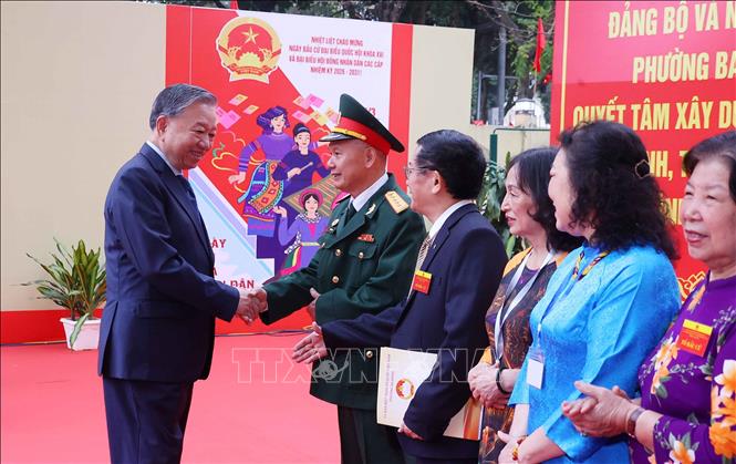 Tổng Bí thư Tô Lâm với cử tri tại Khu vực bỏ phiếu số 02 phường Ba Đình, thành phố Hà Nội. Ảnh: Văn Điệp - TTXVN