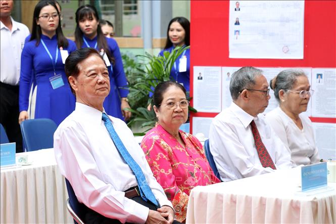Nguyên Thủ tướng Chính phủ Nguyễn Tấn Dũng dự khai mạc tại Khu vực bỏ phiếu số 2 (Trường Mầm non Tuổi thơ 7) phường Xuân Hòa, TP. Hồ Chí Minh. Ảnh: Tiến Lực – TTXVN