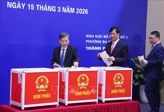 Đồng chí Lê Minh Trí, Ủy viên Bộ Chính trị, Bí thư Trung ương Đảng, Trưởng Ban Nội chính Trung ương và các đồng chí Lãnh đạo Đảng, Nhà nước bỏ phiếu bầu cử tại Khu vực bỏ phiếu số 02 phường Ba Đình, thành phố Hà Nội. Ảnh: Văn Điệp – TTXVN