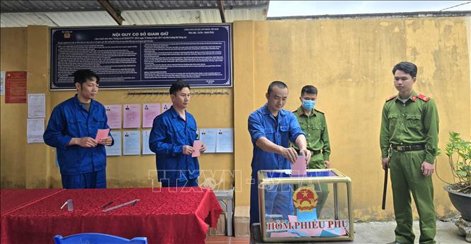 Các cử tri là người bị tạm giam, tạm giữ bỏ phiếu bầu cử đại biểu đủ đức, đủ tài. Ảnh: Thanh Vân-TTXVN 