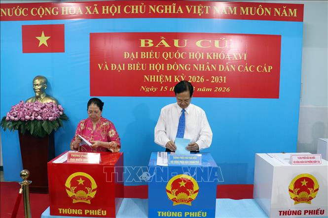 Nguyên Thủ tướng Chính phủ Nguyễn Tấn Dũng bỏ phiếu tại Khu vực bỏ phiếu số 2 (Trường Mầm non Tuổi thơ 7) phường Xuân Hòa, TP. Hồ Chí Minh. Ảnh: Tiến Lực – TTXVN